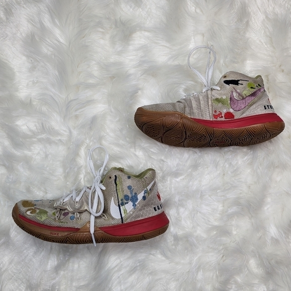Nike Bandulu Kyrie 5 Embroidered Splatters Basketball Shoes Size Youth 5.5 - Picture 2 of 10